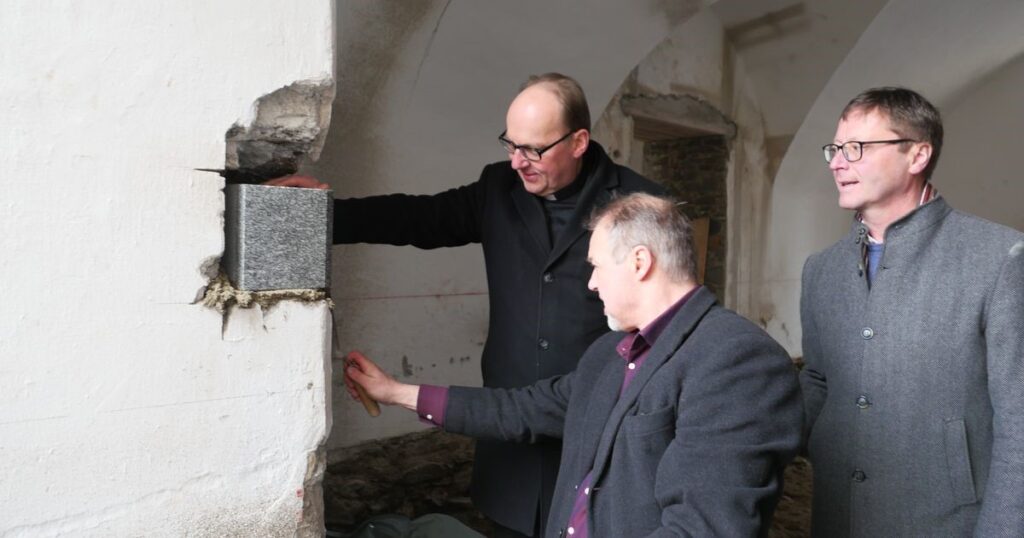 Bischof Hermann Glettler Architekt Paul Senfter setzen am 10.3.2023 einen Eckstein im Eingangsbereich des Bildungshauses