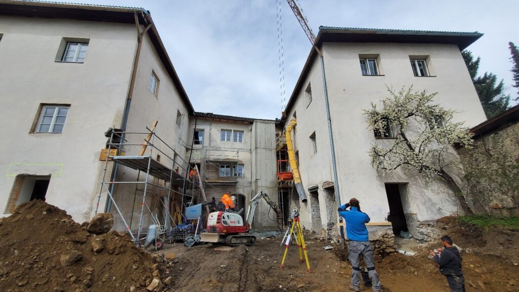 Fundamentarbeiten für den neuen Saal im Innenhof des Pfarrhauses