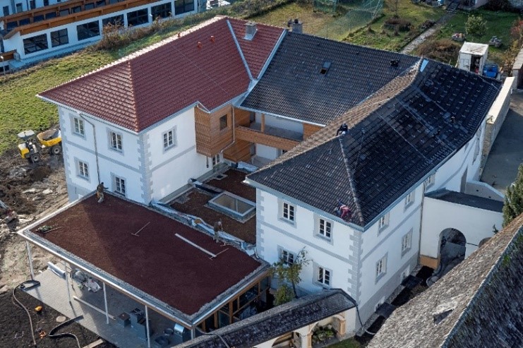 Blick vom Kirchturm auf das Pfarrhaus St. Andrä.