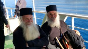 Zwei Mönche im Schiff zum Berg Athos