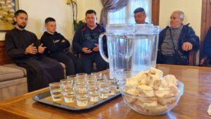 Ouzo Schnaps und Süßigkeiten beim Gastmönch