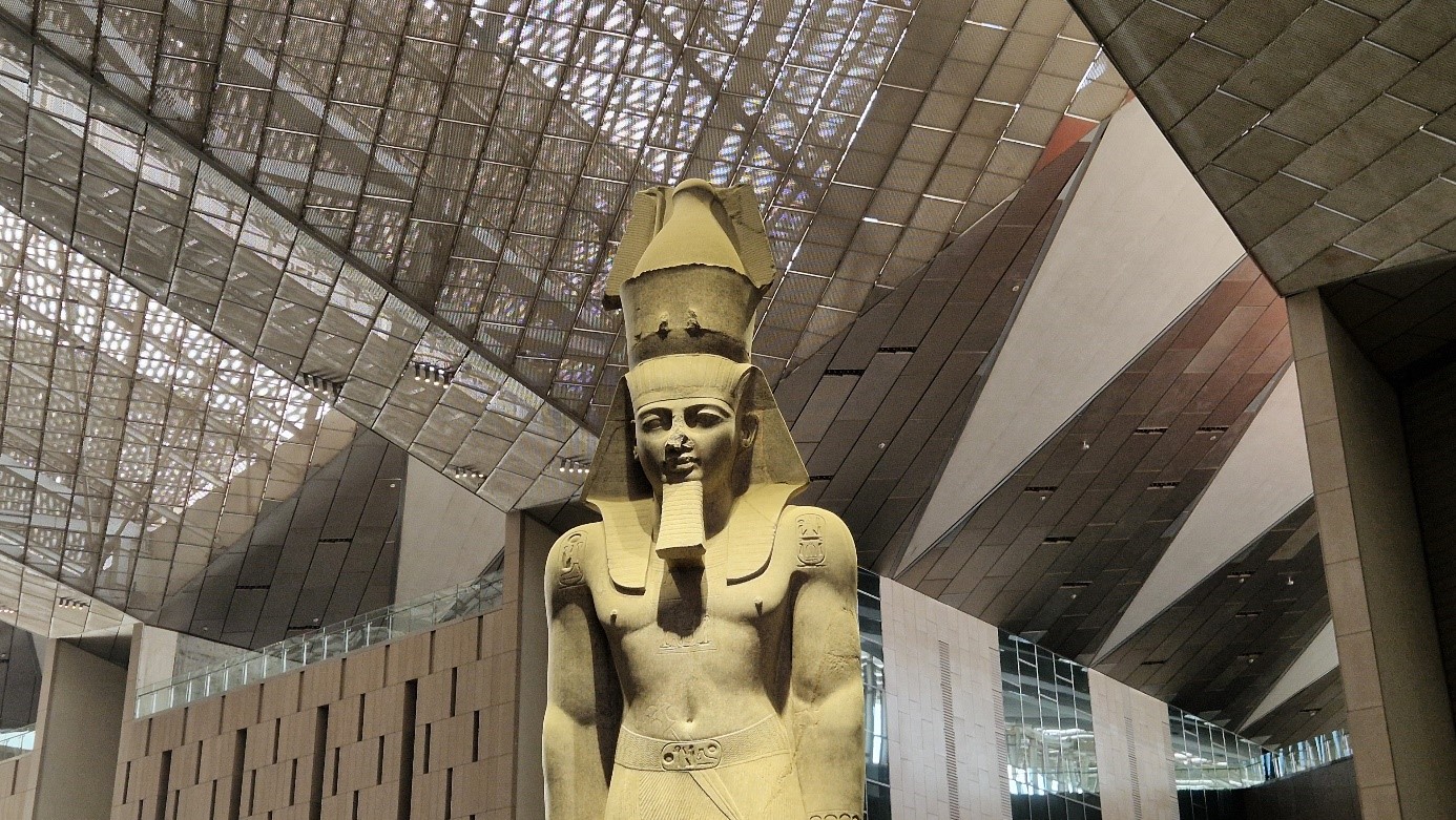 Neues ägyptisches Museum in Kairo mit der Ramsestatue