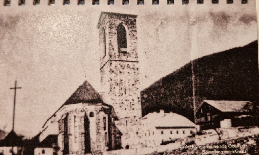Foto-von-1879-mit-dem-wiedererrichteten-Turm Foto von 1879 mit dem wiedererrichteten Turm (der im Jahr 1864 eingestürzt ist), aber noch ohne den gotischen Spitzhelm, der 1887 errichtet wurde. Auffällig ist das große Kreuz an der östlichen Friedhofsmauer.