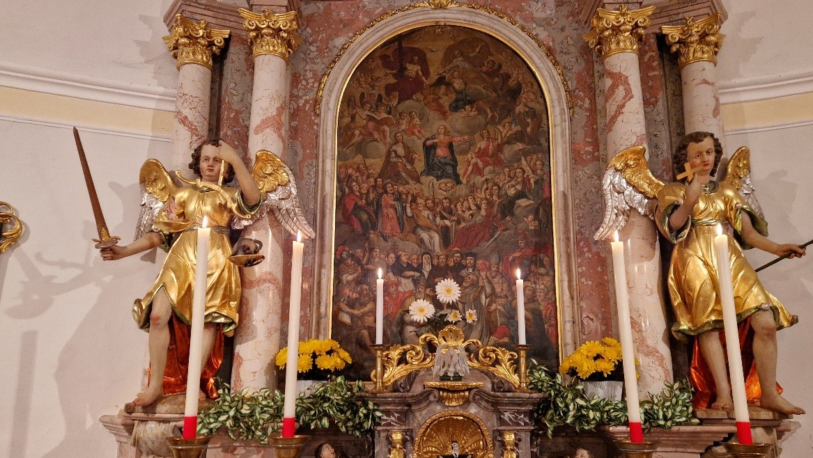 Hochaltar mit dem zentralen Bild „Allerheiligen“ und links und rechts die beiden Erzengel Michael und Raphael. Hochaltar mit dem zentralen Bild „Allerheiligen“ und links und rechts die beiden Erzengel Michael und Raphael.
