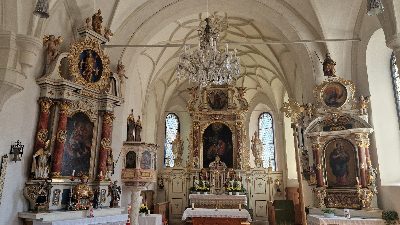 Hochaltar mit dem Zentralbild Beschneidung Jesu, links Hl. Martin und rechs Hl. Dionysius. Hochaltar mit dem Zentralbild Beschneidung Jesu, links Hl. Martin und rechs Hl. Dionysius.